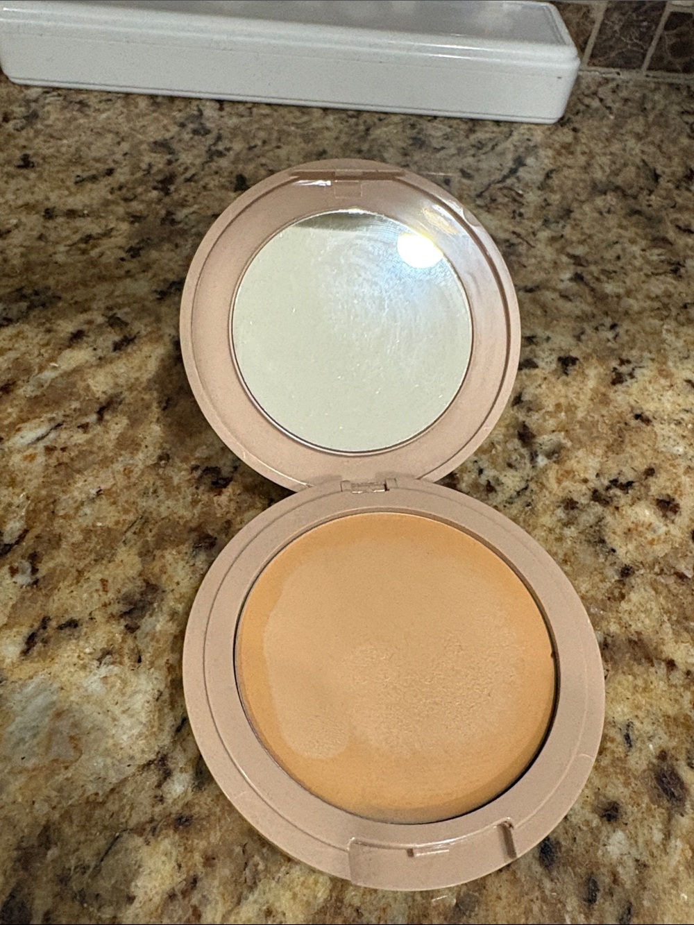 Pressed Powder - light medium - Picture 7 of 7